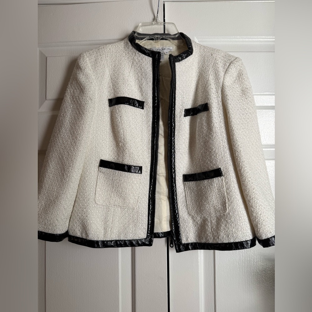 White & Black Boucle Tweed Blazer with Black Trim sz 6
Preppy Demure Old Money - Picture 2 of 8